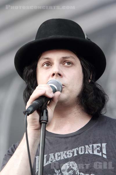 THE DEAD WEATHER - 2010-07-02 - BELFORT - Presqu'ile du Malsaucy - John Anthony Gillis [Jack White]